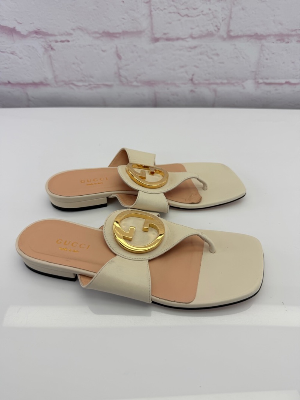 Gucci Blondie Ivory Leather Thong Sandals with Gold Interlocking Logo 35